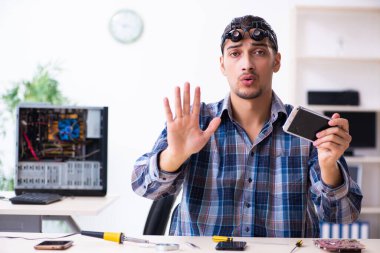 Genç yakışıklı teknisyen cep telefonu tamir