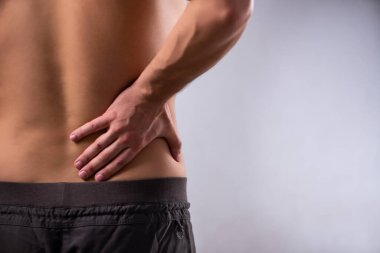 Gri sırtlı adam acı çekiyor