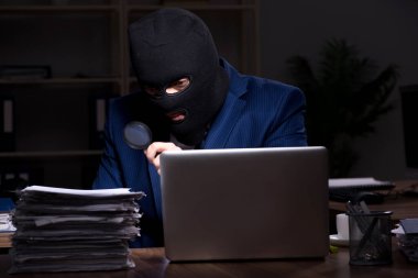 Erkek çalışan ofis gece bilgi çalmak