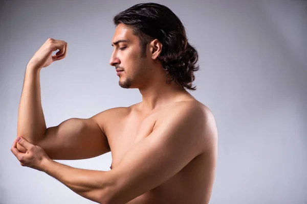 Junger Mann leidet unter Schmerzen in den oberen Gliedmaßen — Stockfoto