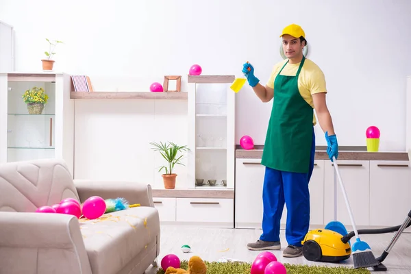 Молодой подрядчик, выполняющий работу по дому после вечеринки — стоковое фото