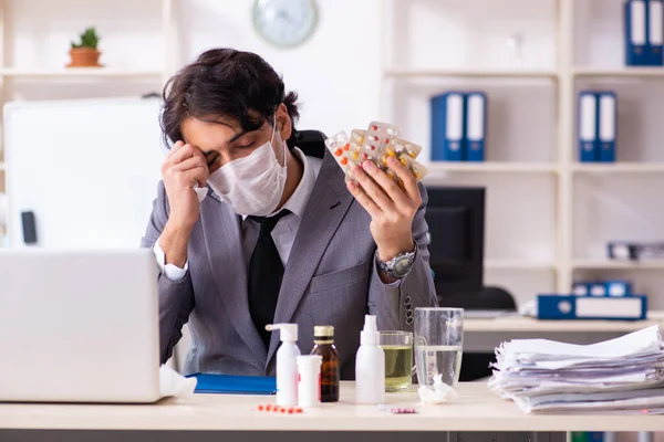 Homme avec la grippe travaillant dans le bureau — Photo