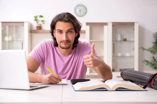 Jonge mannelijke student bereidt zich voor op examens thuis — Stockfoto