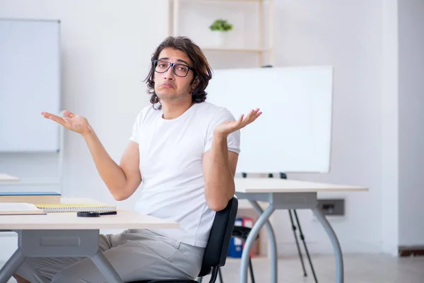 Ung manlig student framför whiteboard — Stockfoto