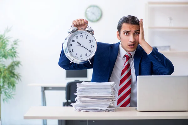 Jeune homme d'affaires assis dans le bureau — Photo