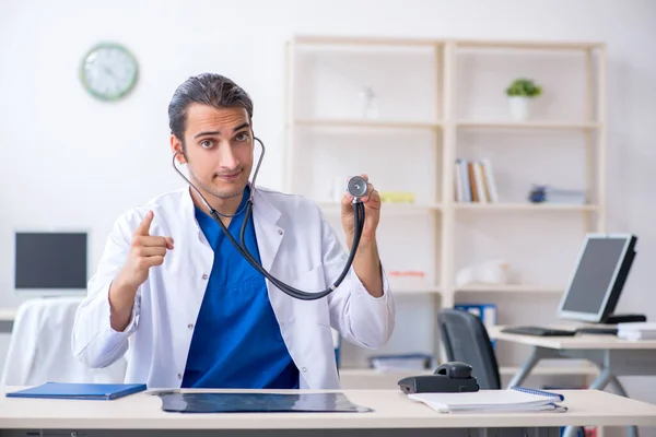 Mladý mužský lékař pracující na klinice — Stock fotografie