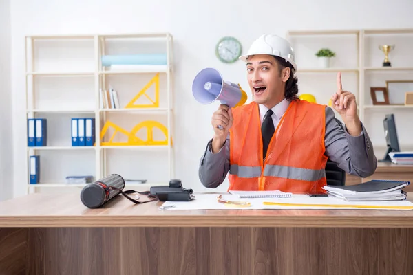 Junger männlicher Architekt arbeitet im Büro — Stockfoto