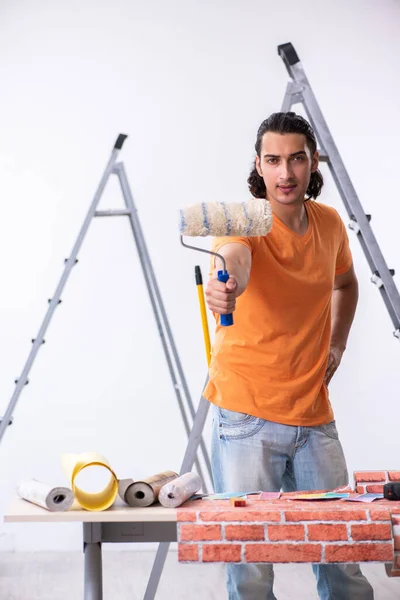 Joven contratista haciendo renovación en casa —  Fotos de Stock