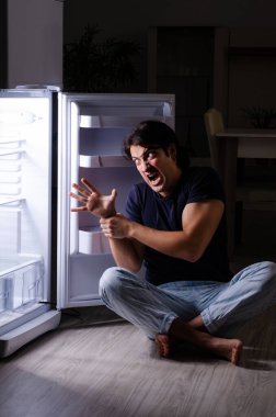 Adam geceleri buzdolabının yanında diyet yapıyor.