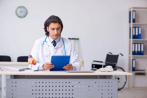 Ung stilig läkare som arbetar på kliniken — Stockfoto