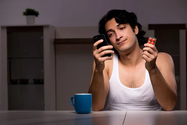 Jovem sofrendo em casa à noite — Fotografia de Stock