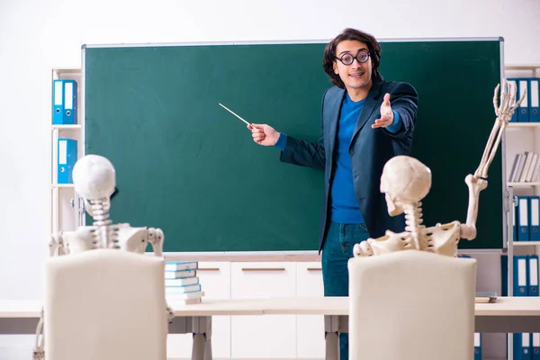 Учитель и ученик-скелет в классе — стоковое фото
