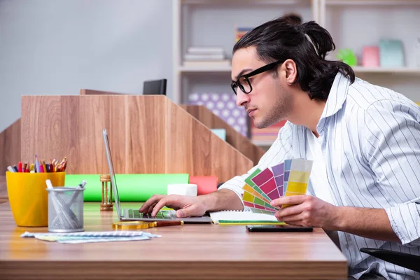 Joven diseñador masculino trabajando en la oficina —  Fotos de Stock