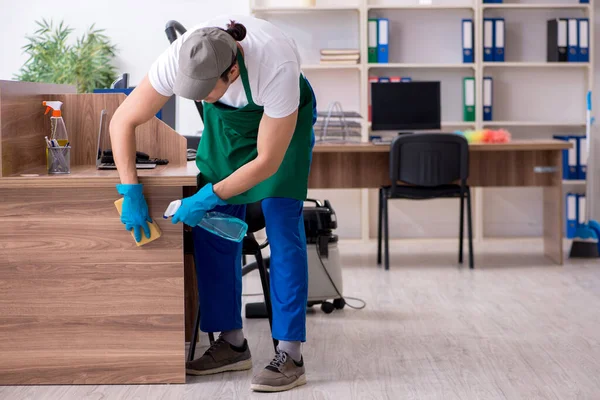 Jung hübsch unternehmer putzen die büro — Stockfoto