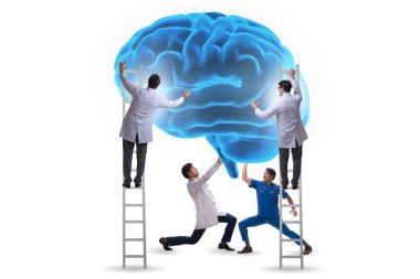 Bir grup doktor insan beynini inceliyor.