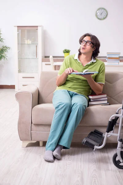 Giovane studente maschio in sedia a rotelle a casa — Foto Stock