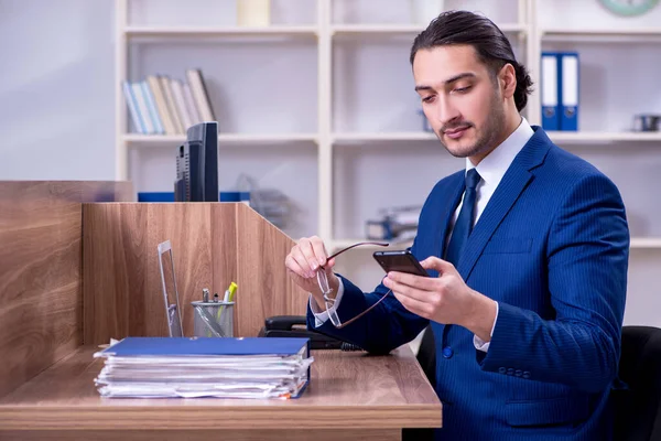 Jeune homme d'affaires beau qui travaille dans le bureau — Photo