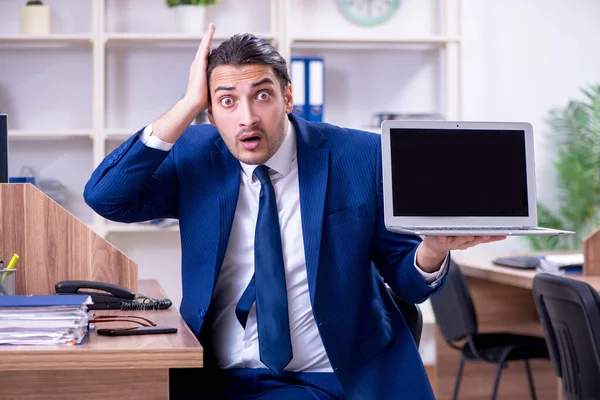 Jovem empresário bonito que trabalha no escritório — Fotografia de Stock