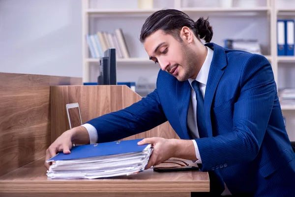 Ung stilig affärsman arbetar på kontoret — Stockfoto