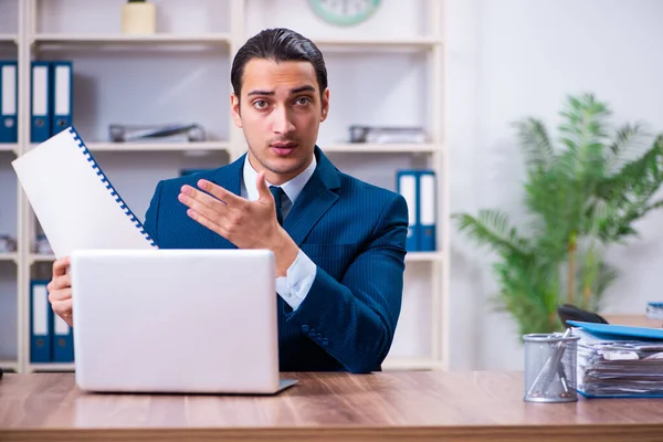 Jeune homme d'affaires beau qui travaille dans le bureau — Photo