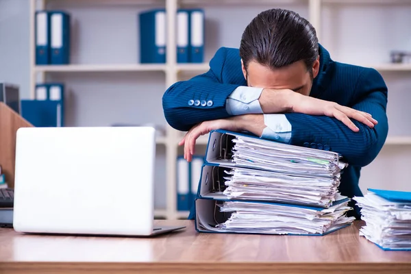 Jeune homme d'affaires beau qui travaille dans le bureau — Photo