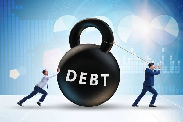 Koncepcja zadłużenia i pożyczki z biznesmenem ciągnącym kettlebell — Zdjęcie stockowe