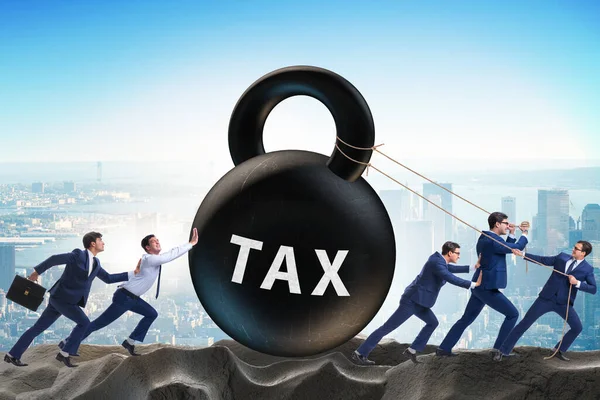 Empresário puxando kettlebell no conceito de imposto — Fotografia de Stock