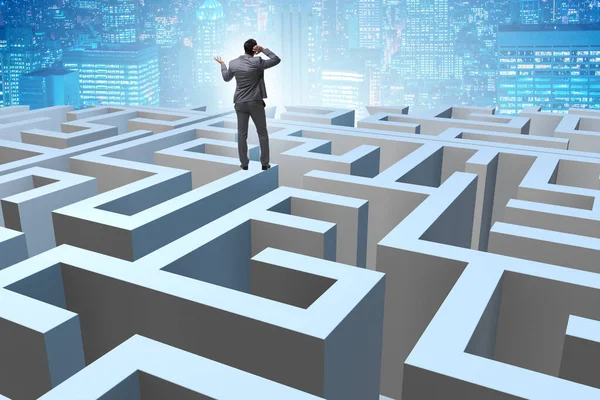 İşadamı labirentten kaçmaya çalışıyor.