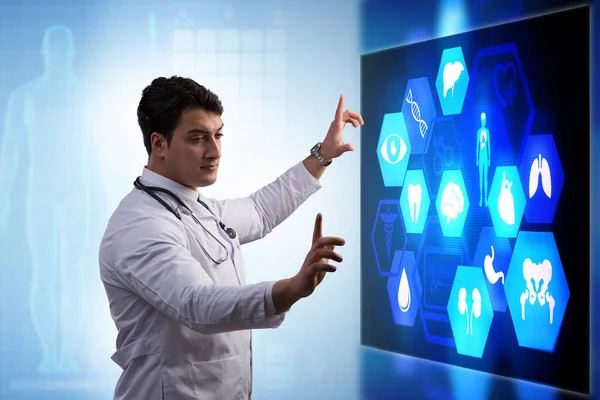 Doctor en telemedicina concepto mirando a la pantalla — Foto de Stock
