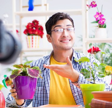 Erkek çiçekçi vlogger blogcusu kameraya video çekiyor