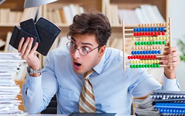 Ofiste çalışan komik muhasebeci.