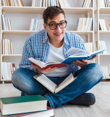 Genç öğrenci kitaplarla çalışıyor.