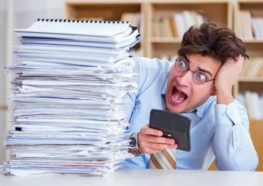 Ofiste çalışan komik muhasebeci.