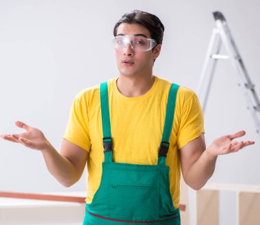 İnşaat alanında koruyucu gözlük takan bir işçi.