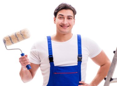 Beyaz arka planda merdiveni olan genç ressam.