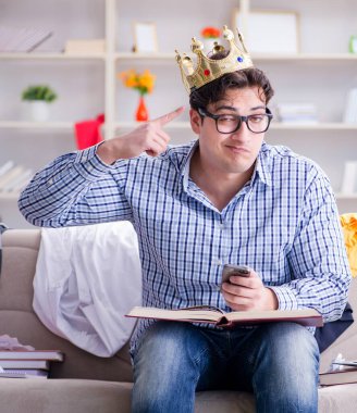 Genç adam dağınık bir odada çalışıyor.