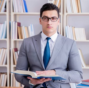 İş hukuku öğrencisi kütüphanede çalışıyor.