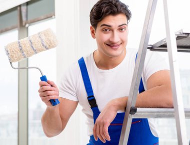 İnşaat alanında çalışan bir boyacı.