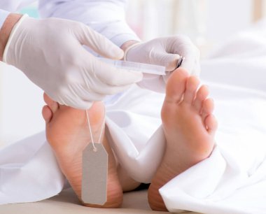 Polis morgdaki cesedi inceliyor.