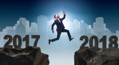 2017 'den 2018' e atlayan Noel Baba şapkalı bir iş adamı.