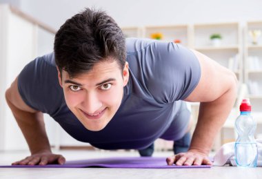 Genç adam spor ve sağlıklı yaşam tarzı dolandırıcılığı yapıyor.