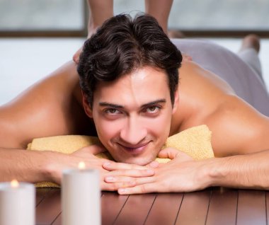 Kaplıca sırasında genç yakışıklı bir adam.