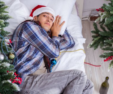 Adam noel partisinden sonra akşamdan kalma.