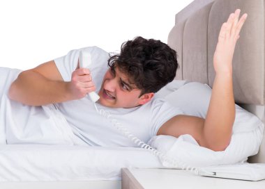Yatakta uykusuzluk çeken bir adam.