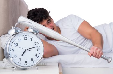 Yatakta uykusuzluk çeken bir adam.