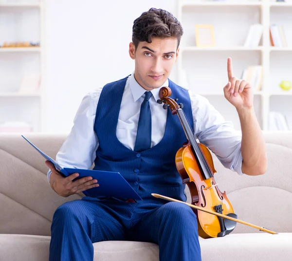 Jovem músico praticando violino em casa — Fotografia de Stock