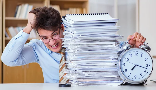 Unternehmer hält Meldefristen nicht ein — Stockfoto