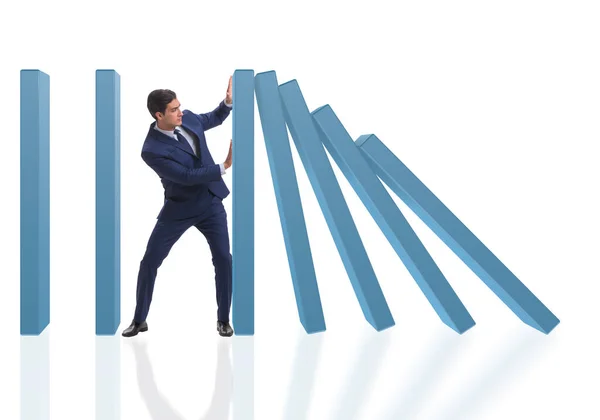 Empresário no conceito de negócio de efeito dominó — Fotografia de Stock