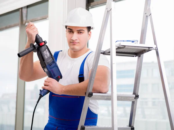 Riparatore che lavora con trapano elettrico in officina — Foto Stock