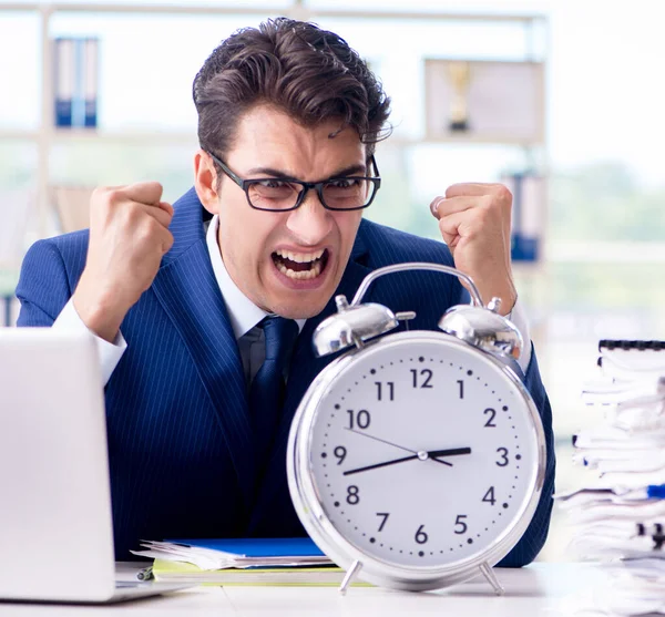 Homme d'affaires avec horloge géante ne parvient pas à respecter les délais et missi — Photo